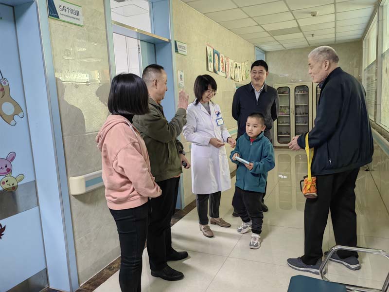 2023年11月8日，高新区民政卫生工作办公室主任许鹤腾（右二）莅临儿童早期发展部指导工作.jpg