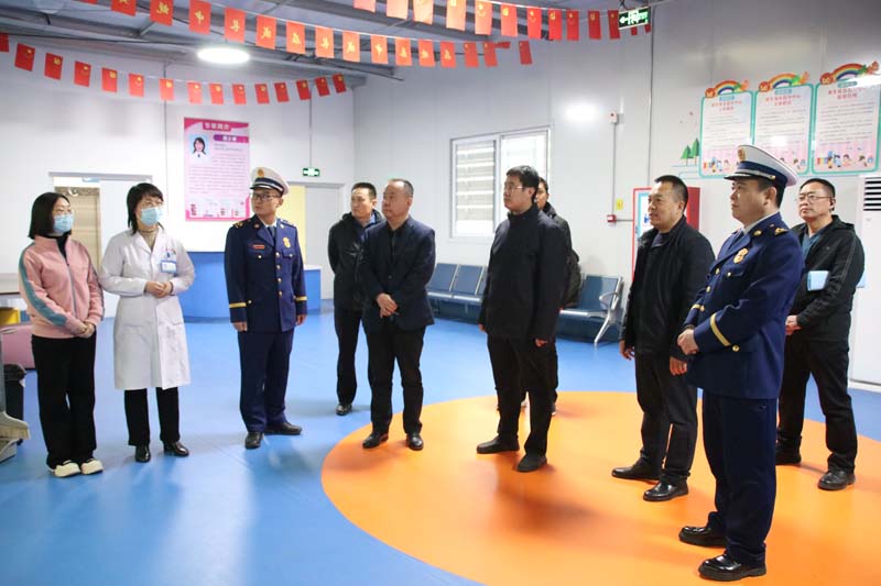 2024年1月31日下午，临沂高新区党工委委员、管委会副主任马腾飞（右四），应急局党组书记、局长吴兰广（左四），消防大队政治教导员高以磊（左三）一行莅临儿童早期发展部指导工作.jpg