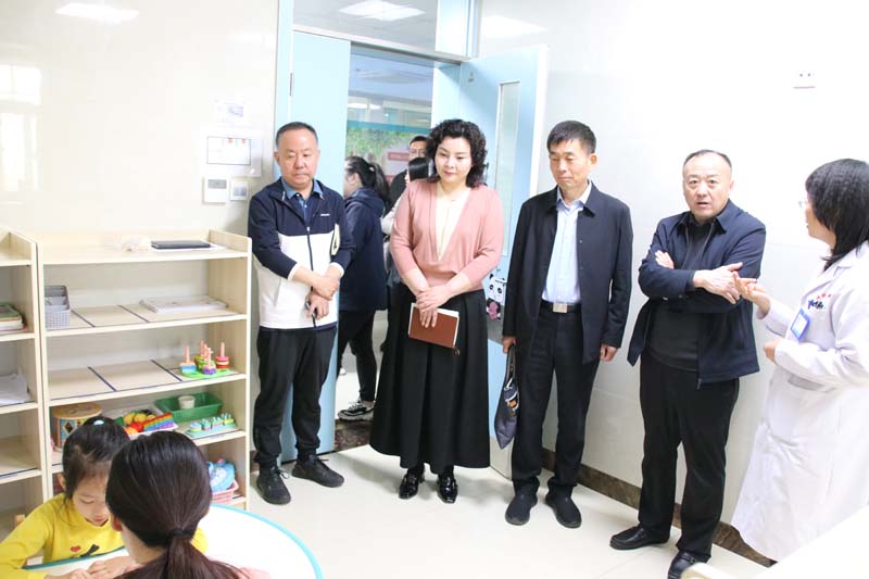2024年4月23日，省纪委监委派驻莒南县洙边镇第一书记、省纪委监委驻省工业和信息化厅纪检监察组副组长、一级调研员孙宽亮（右三），莒南县洙边镇卫生院院长罗永桂（右二）等一行莅临儿童早期发展部参观指导工作.jpg