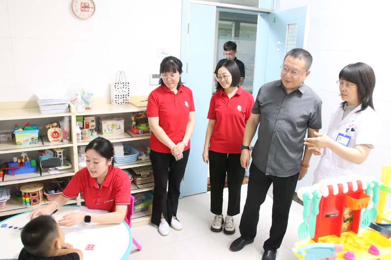 2024年6月14日，山东省卫生经济协会会长，山东省医学会副会长，山东省卫生健康委员会二级巡视员、医疗管理服务中心原党委书记、主任王爱杰（右二）莅临儿童早期发展部参观指导工作.jpg