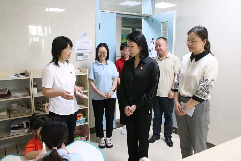 2024年6月26日，高新区党工委副书记、管委会副主任刘春晨（前中）在院长丁育红的陪同下莅临儿童早期发展部参观指导工作.jpg